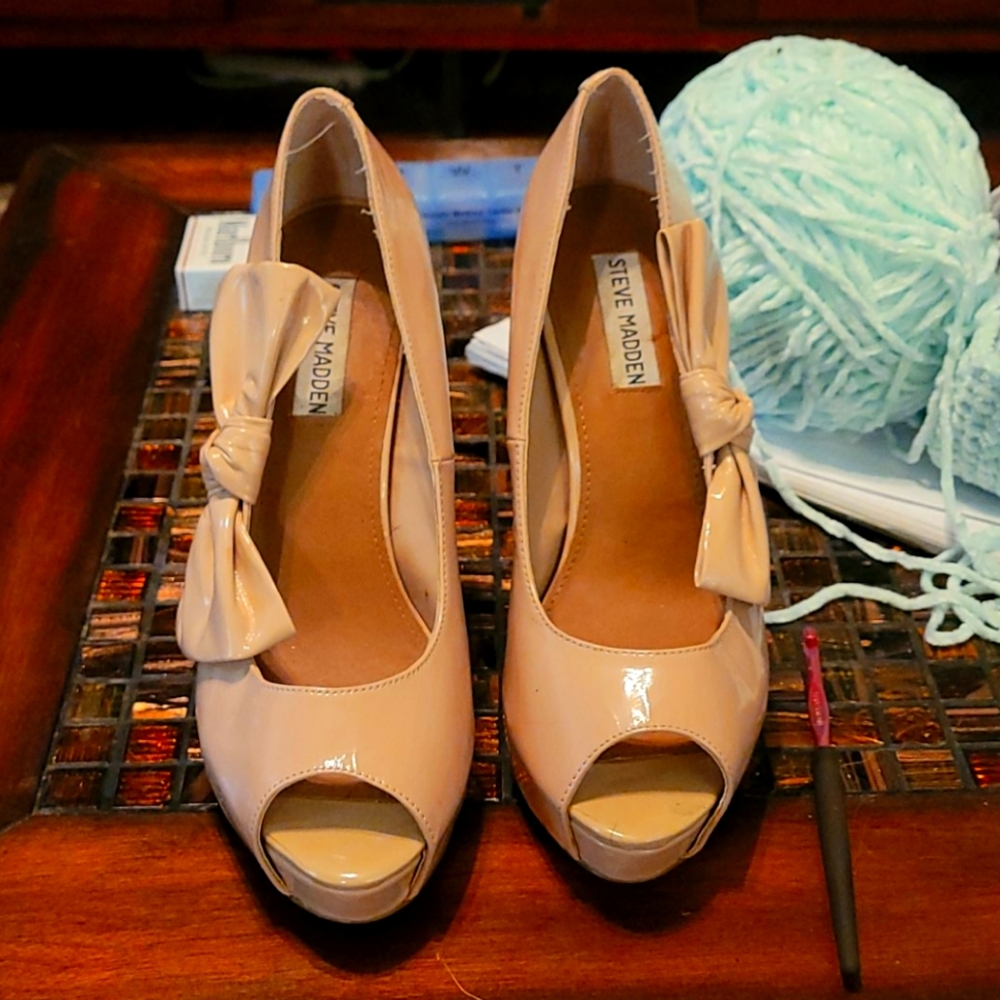 Nude pumps